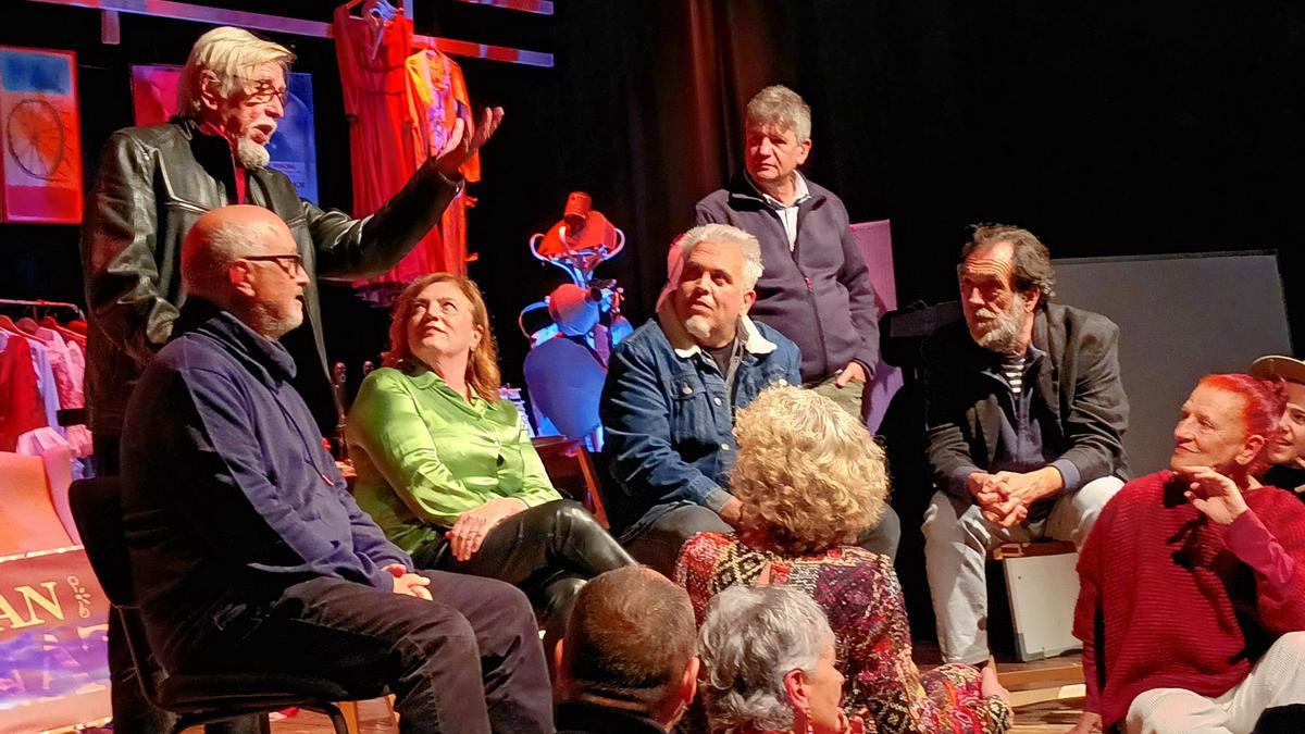 Antoni Maria Thomàs, Francesc Aguiló de Cucorba, el director de cine Toni Bestard y Xim Vidal Maldonado entre los miembros del Teatre de Bunyola durante el homenaje a Rafel Ramis.