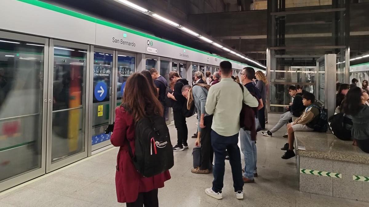 Viajeros esperando en la estación de San Bernardo de la línea 1 del Metro de Sevilla