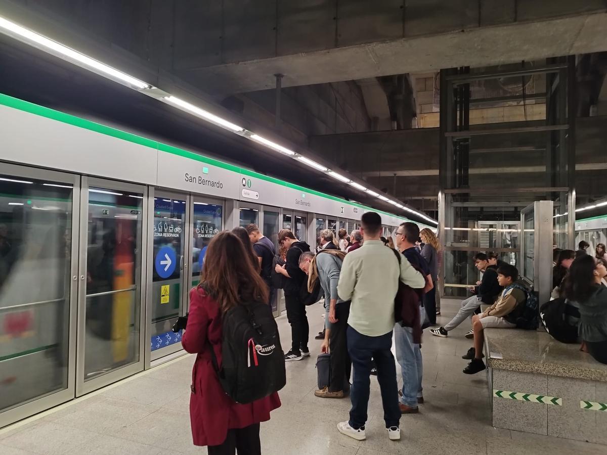 Imagen de archivo de viajeros esperando en una estación del Metro de Sevilla.