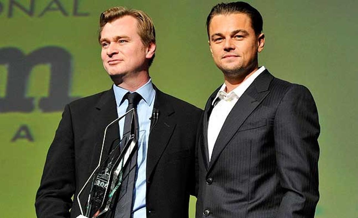 El director Christopher Nolan, amb el premi ’Mestre Modern’, al costat de l’actor Leonardo Dicaprio, al Festival Internacional de Cine de Santa Barbara, a Califòrnia.