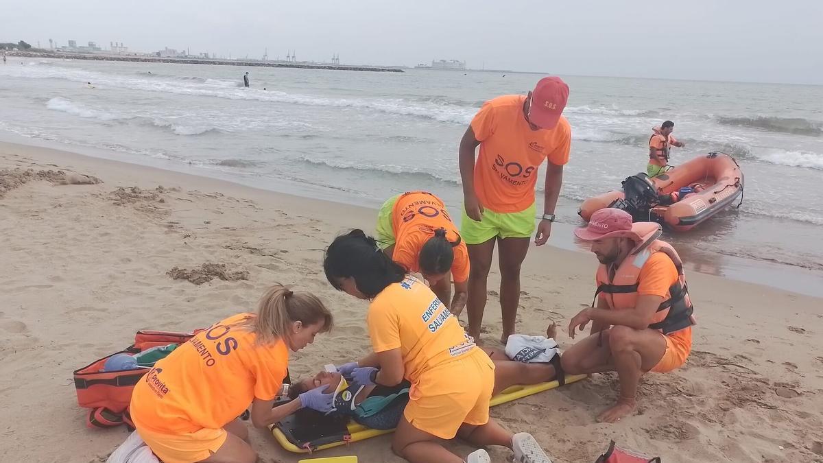 Simulacro de salvamento en la playa de Puçol.