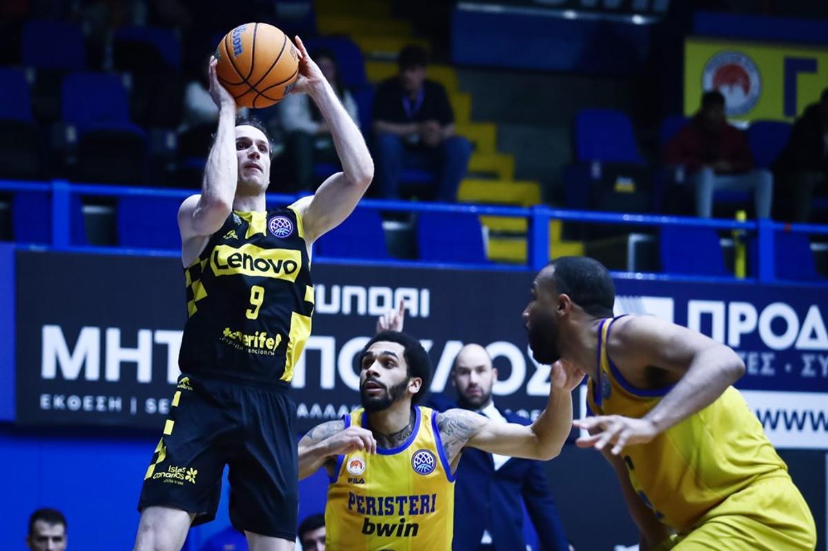 Huertas lanza a canasta en una acción del partido contra el Peristeri.