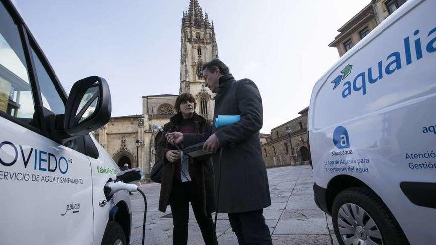 Rivas y el director regional de Aqualia, Alfonso Tomás, ayer, frente a la Catedral, con los nuevos coches.