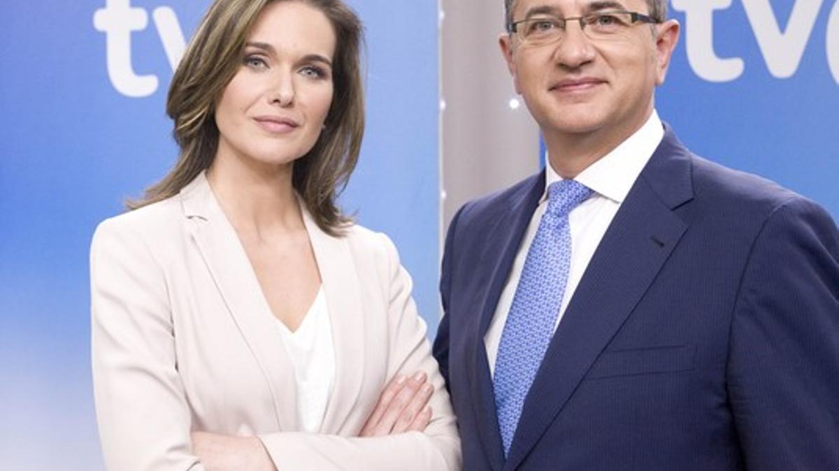 Raquel Martínez y Pedro Carreño, presentadores del 'Telediario fin de semana' de TVE-1