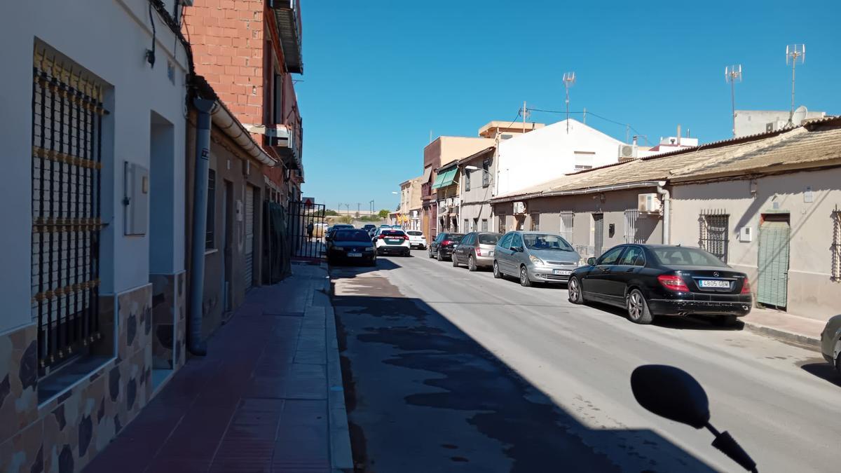 Un coche de la Guardia Civil circula por la calle de San Vicente donde vivía la familia y tiene la churrería el presunto autor