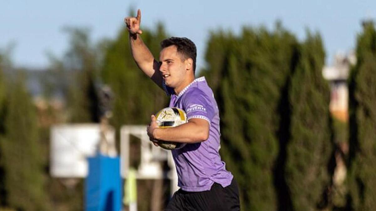 El delantero Iván Ferrer celebra un gol.