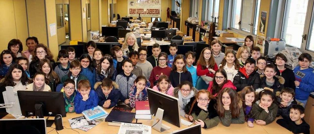 Alumnos de 4º y 5º de Primaria del CEIP Mestres Goldar, con sus profesoras Beatriz Álvarez, MªJesús López y Rosa Mª Calvo. M.G. Brea