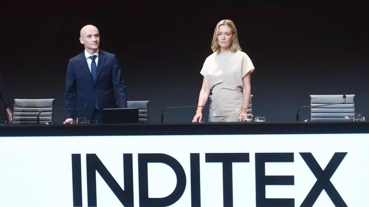 La presidenta de Inditex, Marta Ortega (d), con su consejero delegado, Óscar García Maceiras.