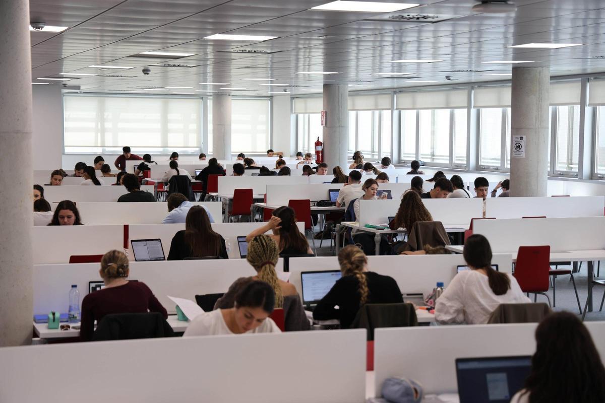 Gente estudiando en la sala de estudio del Mar de Vigo.