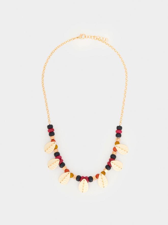 Collar dorado, rojo y negro, de Parfois (3,99 euros)