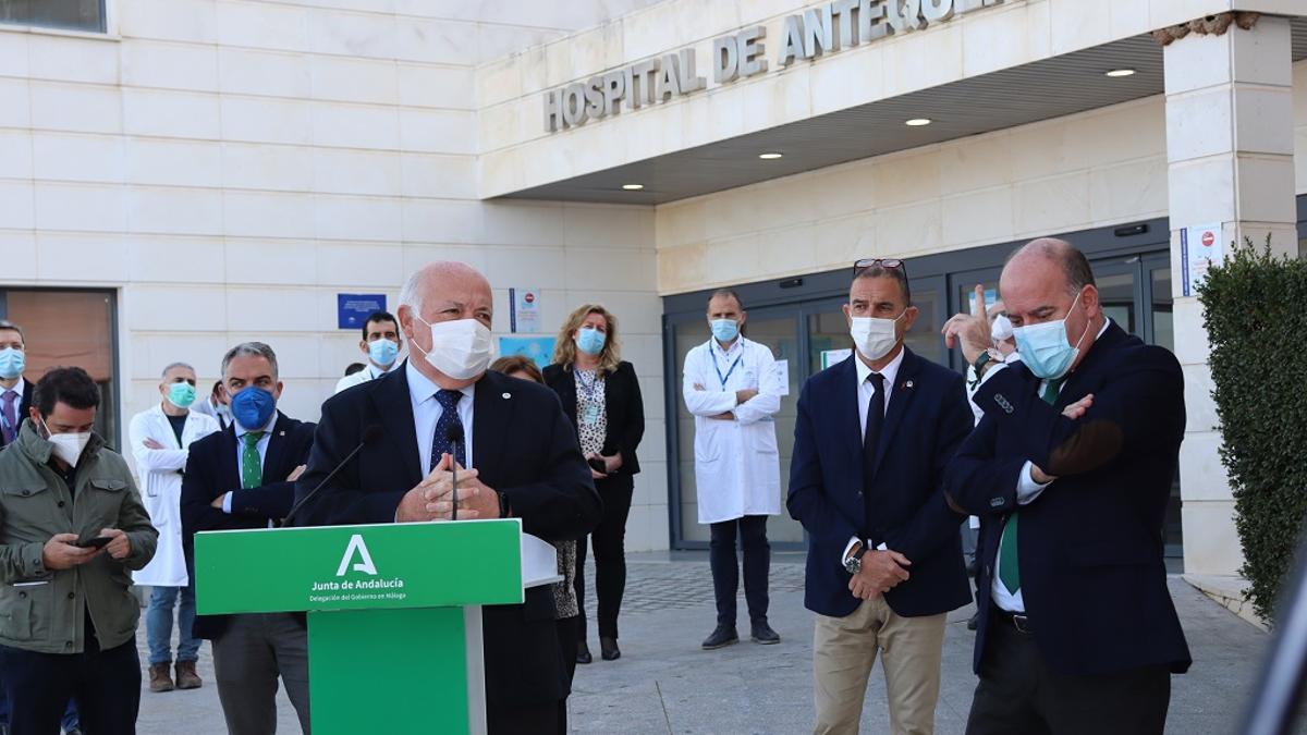 Jesús Aguirre atiende a los medios en su visita al Hospital de Antequera, junto al consejero Elías Bendodo, el delegado de Salud, Carlos Bautista y el alcalde, Manuel Barón.