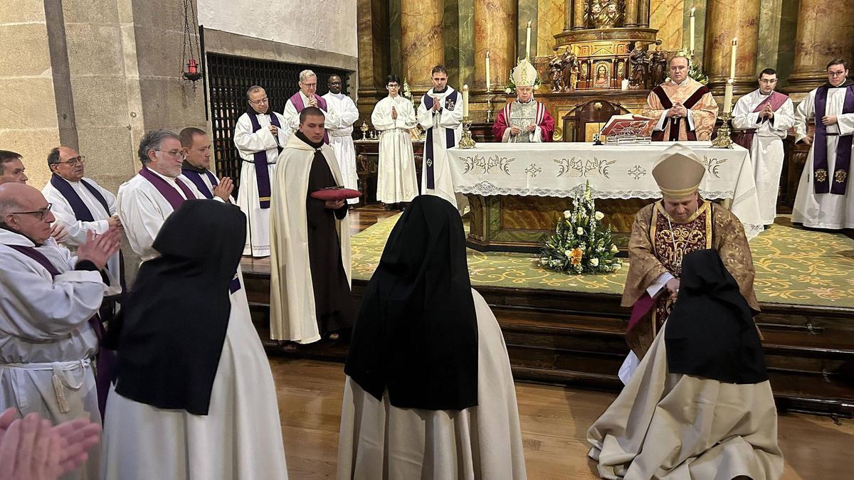 El arzobispo en el momento en que se despidió ayer de las carmelitas descalzas