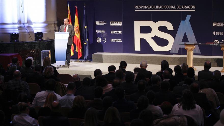 El presidente del Gobierno de Aragón, Javier Lambán, en un acto de entrega de premios de los premios RSA.