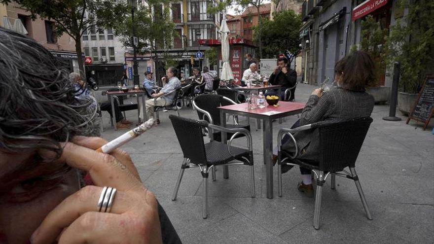 Fumar en las terrazas aumenta el riesgo de contagio del coronavirus