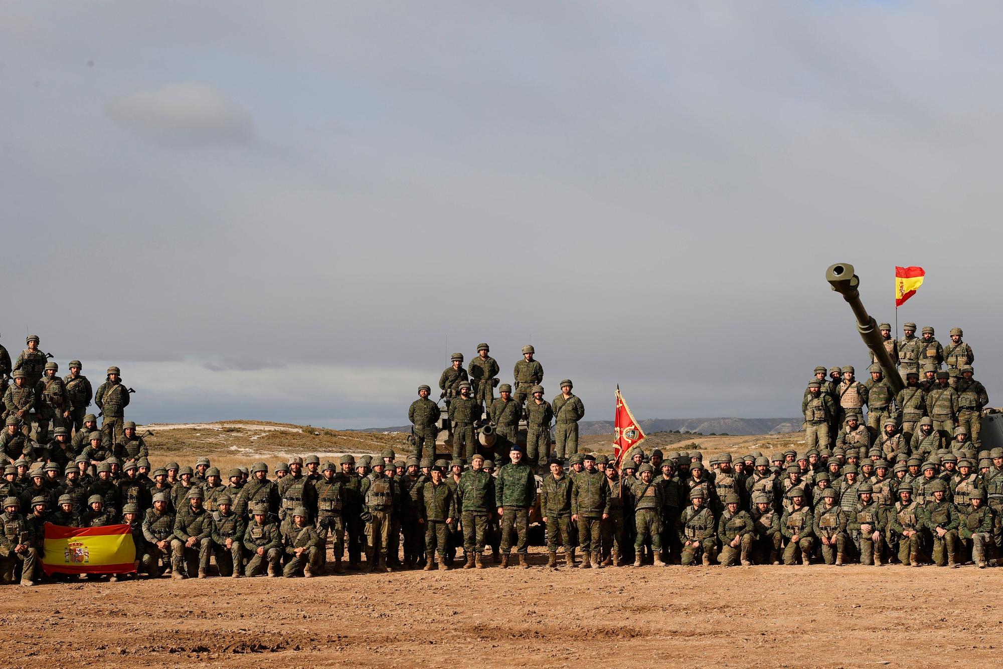 El rey Felipe VI asiste en Zaragoza a una exhibición militar con fuego real