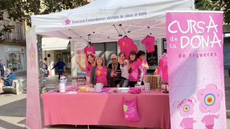 Algunes de les voluntàries de Grup Iris en una parada a la plaça de l&#039;Ajuntament de Figueres