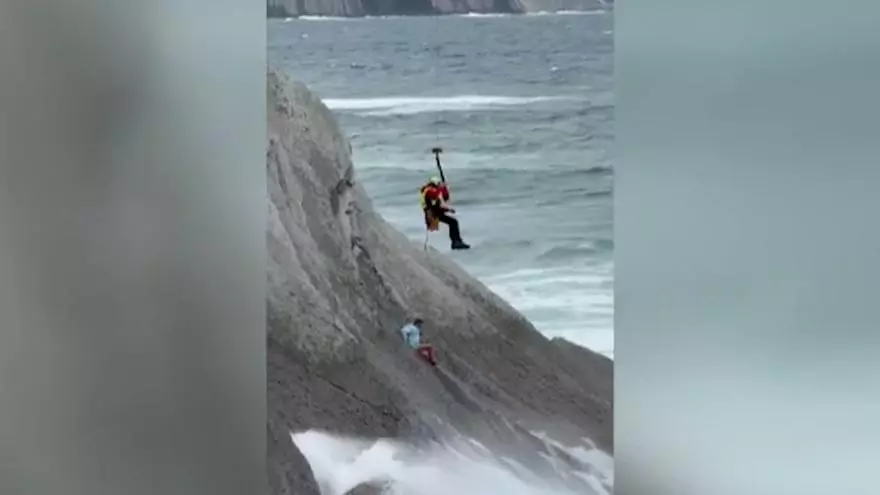Espectacular rescate de una mujer atrapada en los Flysch de Zumaia, Guipúzcoa
