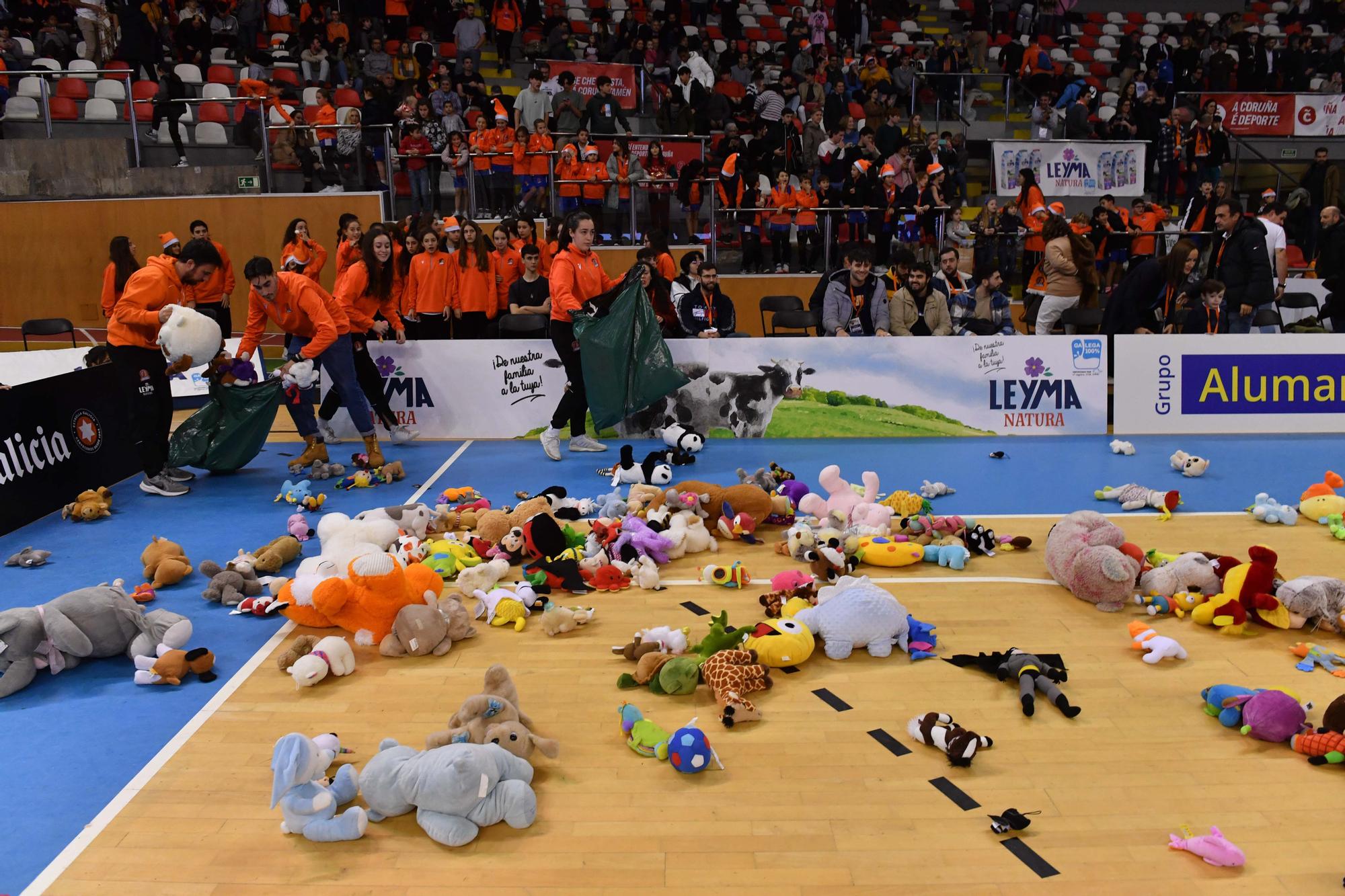 Lluvia de peluches en el partido del Leyma Coruña