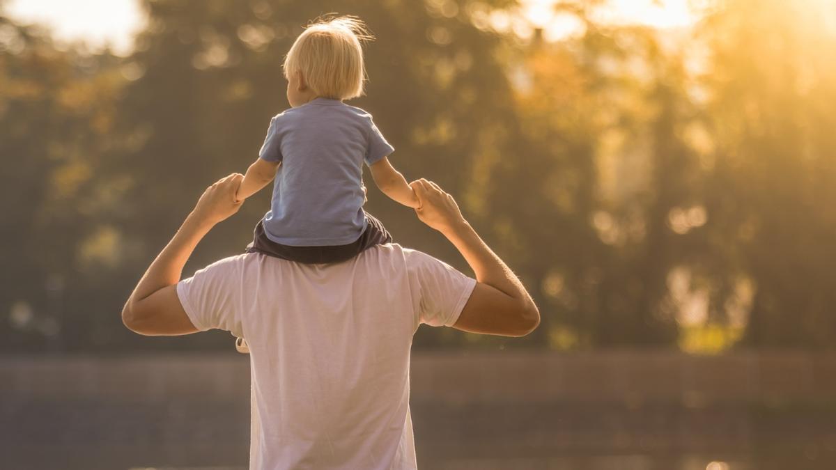Un padre con su hijo subido a sus hombros