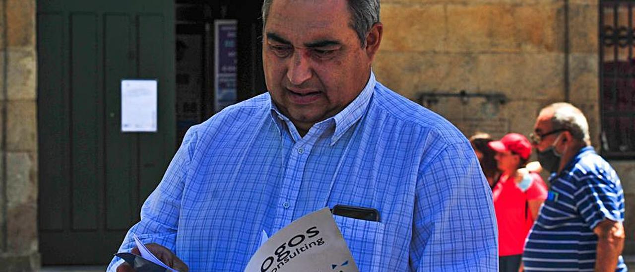 Luis Aragunde, frente al Ayuntamiento de Cambados.  | // IÑAKI ABELLA