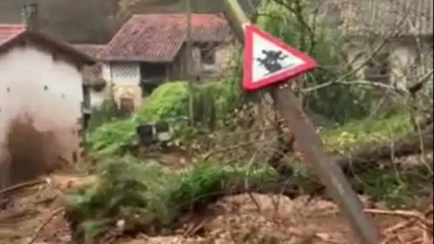 Tremendo argayo en el pueblo de Cangas de Onís de Santianes de Ola