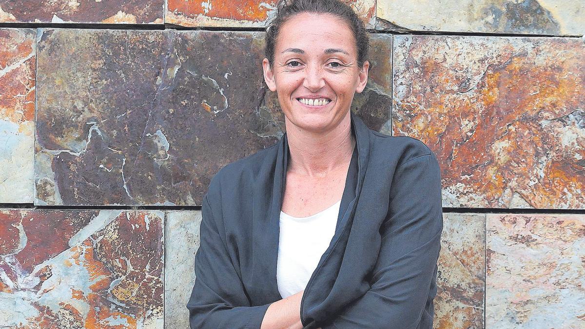 Laia Palau, a l'exterior del pavelló de Fontajau