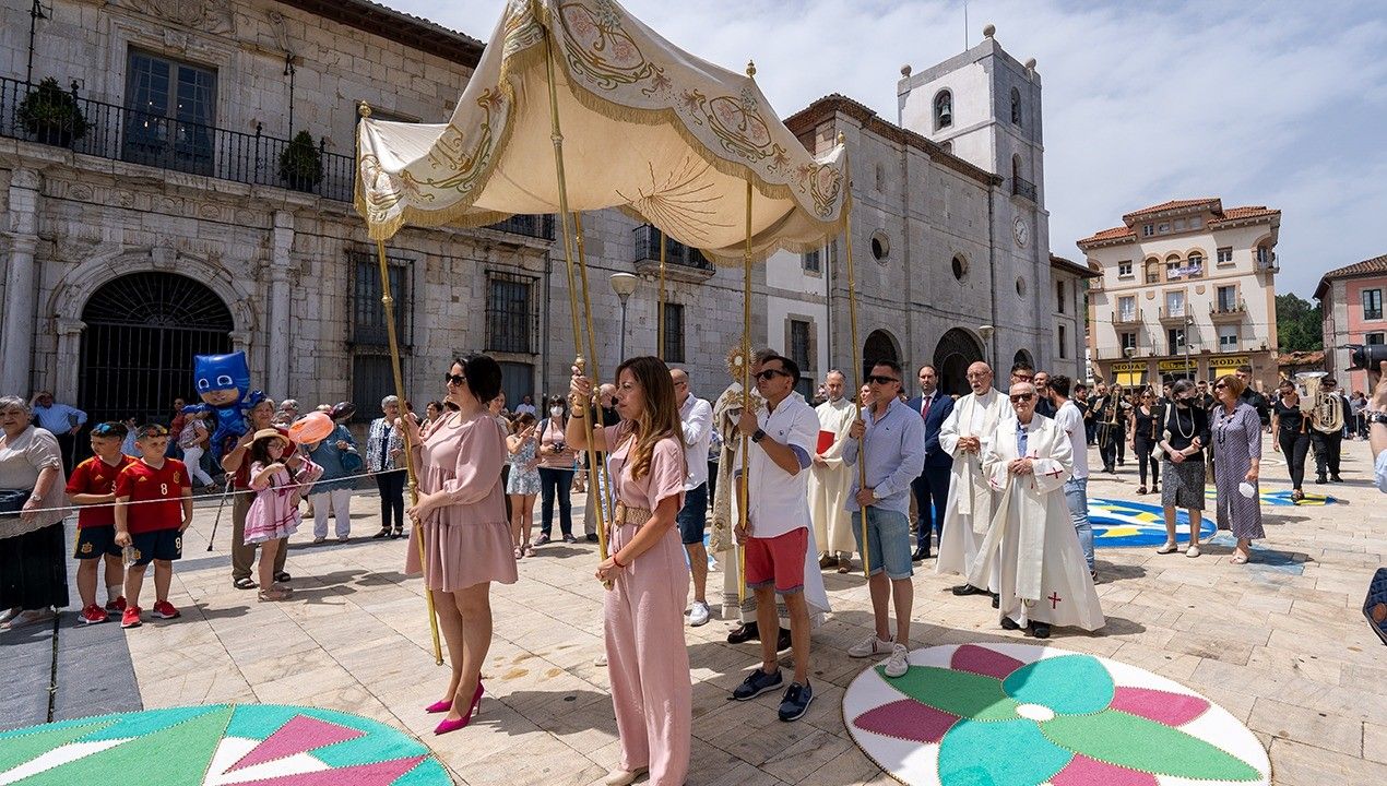 Pravia disfruta el Corpus y se llena de color con las alfombras ornamentales