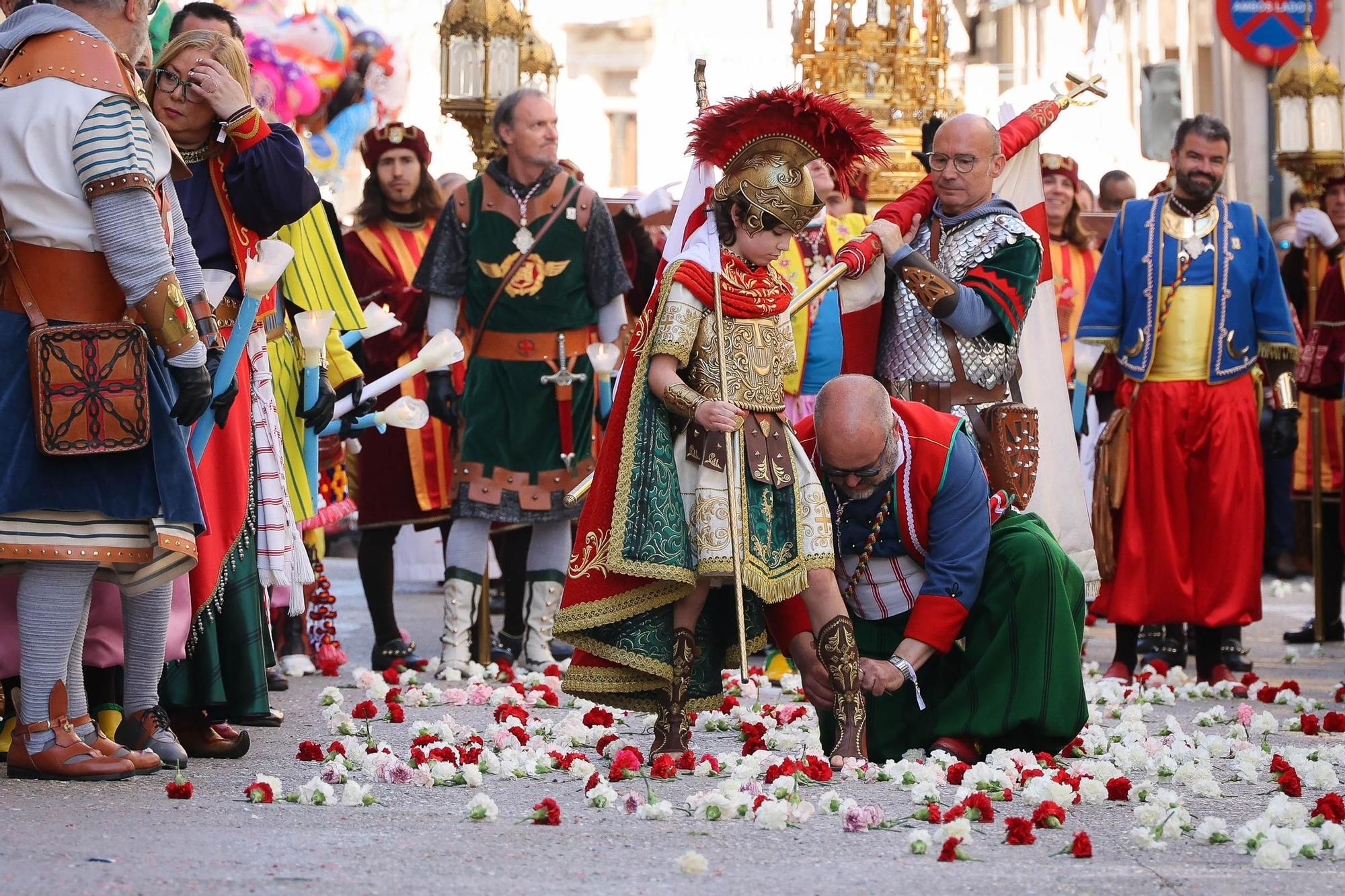 El Sant Jordiet entre claveles en la procesión de la Reliquia