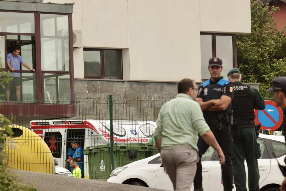 En imágenes: un guardia civil mata a su exmujer en el cuartel de Llanes y muere tras un tiroteo con compañeros en su huida En imágenes: un guardia civil mata a su exmujer en el cuartel de Llanes y muere tras un tiroteo con compañeros en su huida