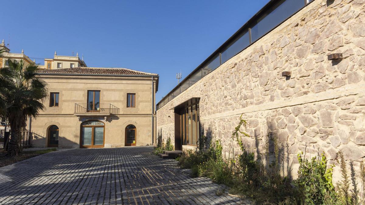 Fachada principal de la Casa dels Bous