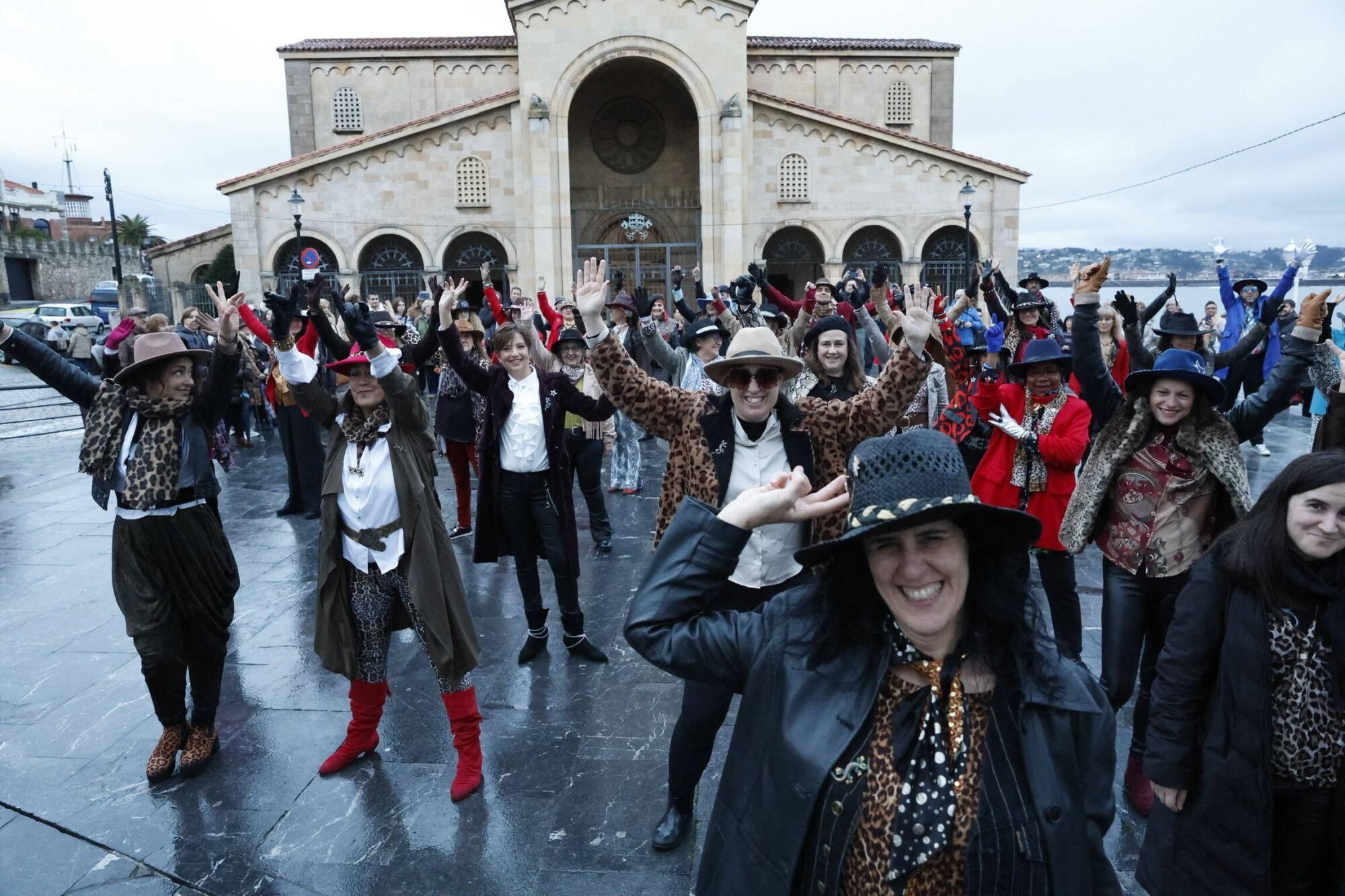 EN IMÁGENES: Flashmob en honor a Tino Casal en Gijón
