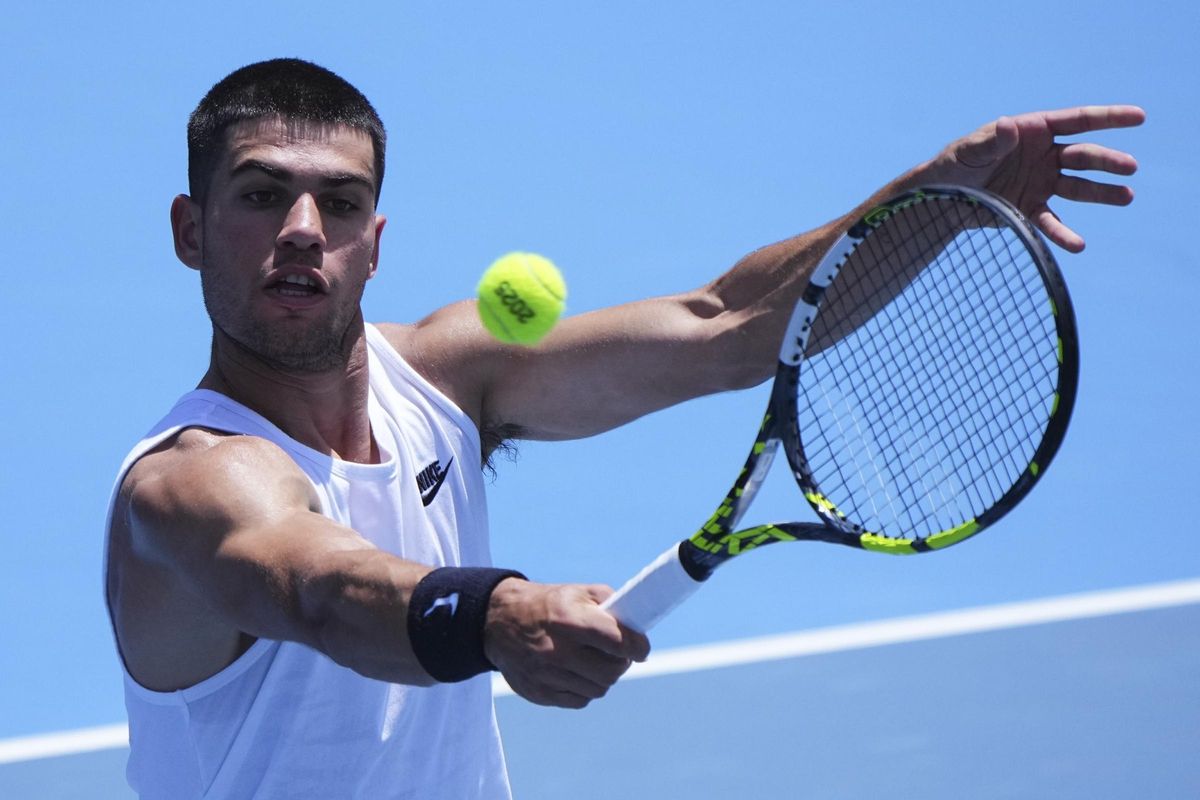 Carlos Alcaraz, durante un entrenamiento previo al Abierto de Australia