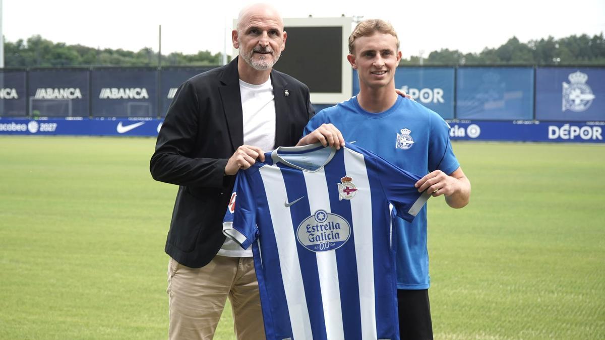 Fernando Soriano posa con Teun Gijselhart en la ciudad deportiva de Abegondo.