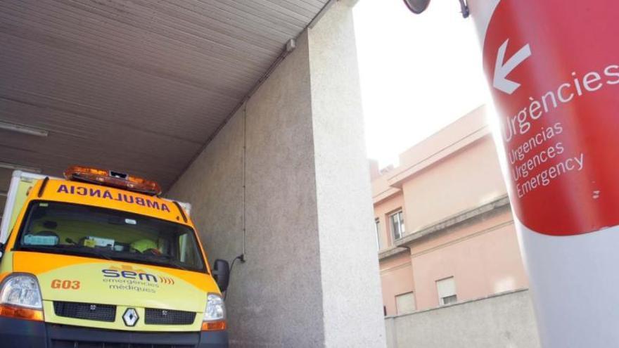 Una ambulància a la zona d&#039;Urgències de l&#039;Hospital de Palamós