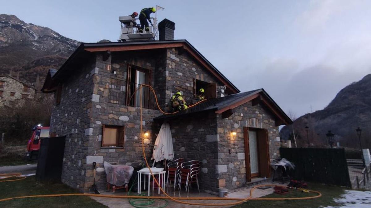 Los bomberos, durante una actuación el pasado invierno. | DIPUTACIÓN DE HUESCA