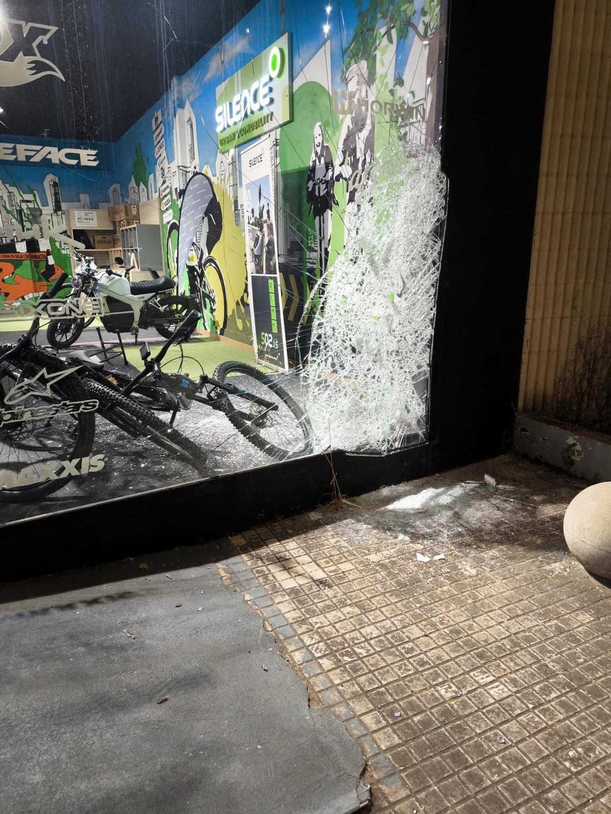 Imagen de los destrozos causados en el local de SMS Electrics, en Castelló.