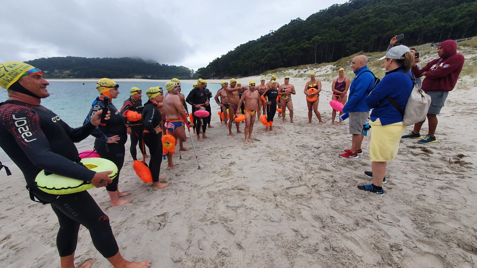 Los héroes de la natación salen de Cíes rumbo San Simón