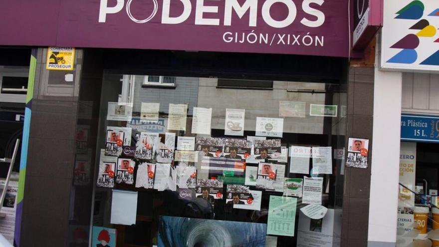 La sede de Podemos en Gijón, también empapelada con pasquines franquistas