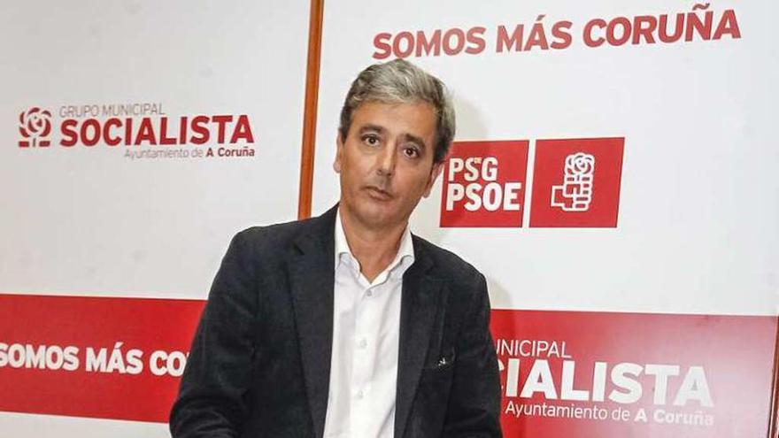 El número dos de la lista socialista, José García, ayer, en el Concello.