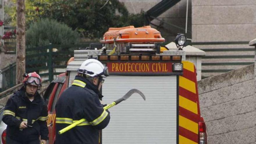 Miembros de protección civil de camino a la vivienda, ayer. // S.Á.