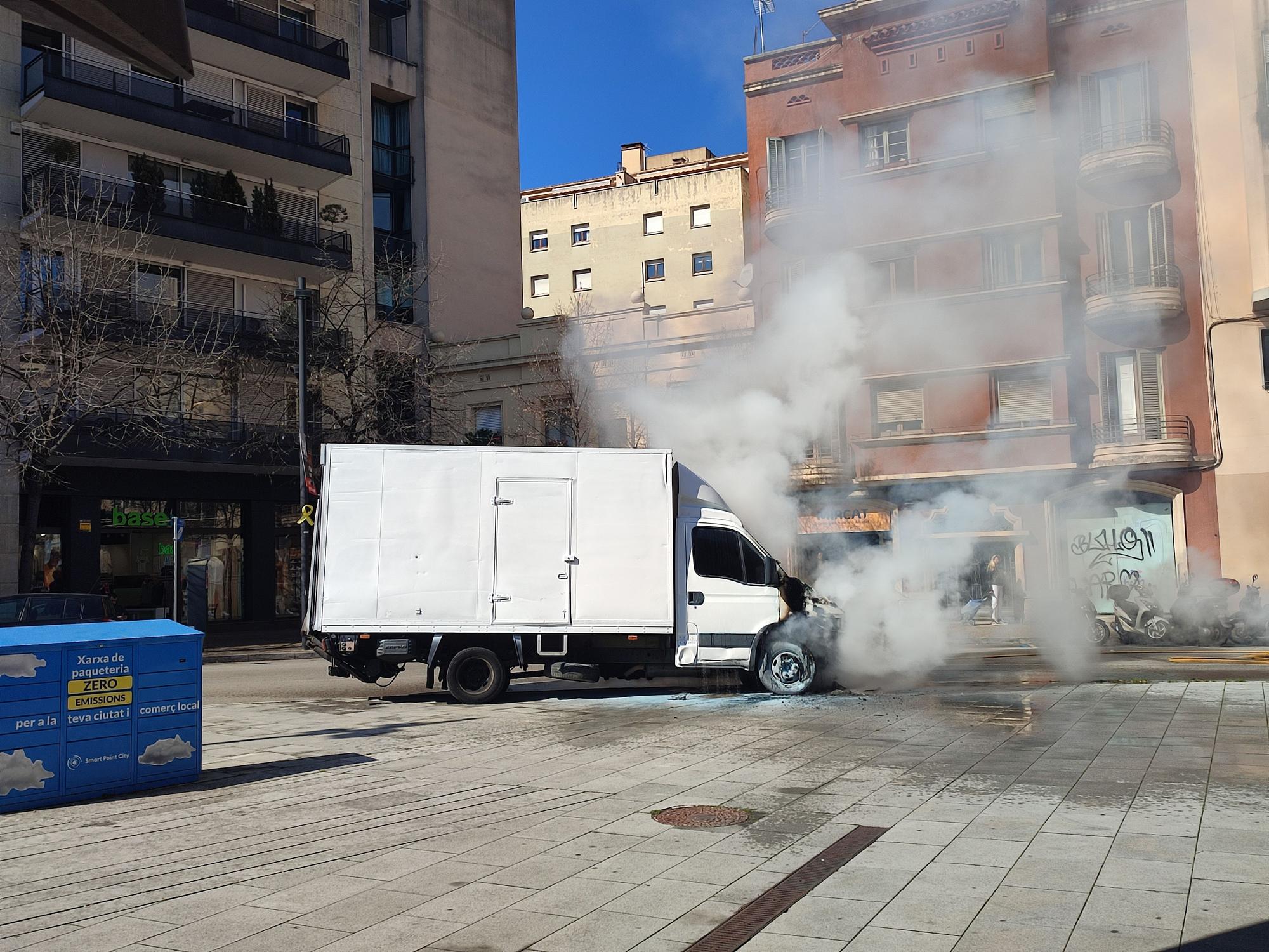 Crema un camió davant del Mercat del Lleó de Girona