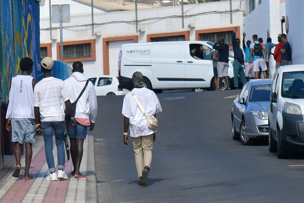 Grupos de migrantes junto al centro Canarias 50, en el barrio grancanario de La Isleta.