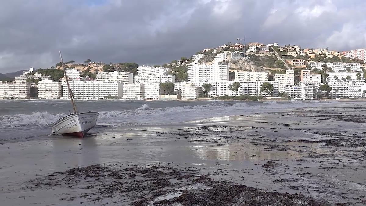 Un llaut se ha quedado varado en la playa de Santa Ponça