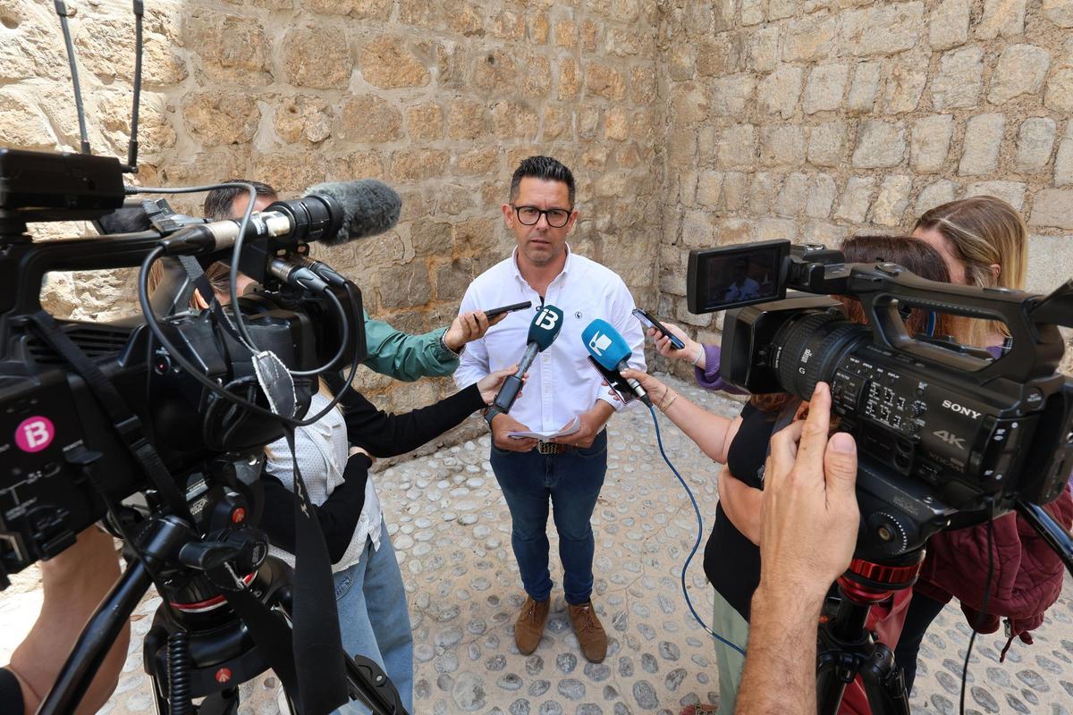 El alcalde Rafael Triguero en declaraciones con los medios