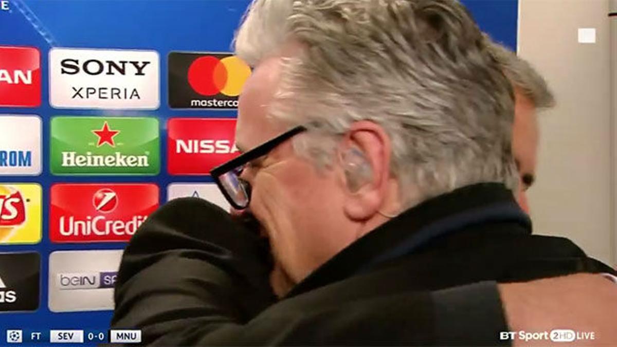 Mourinho abraza a un periodista por no preguntarle por Pogba