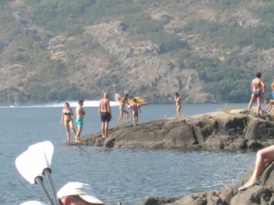 Los hidroaviones cogen agua en el Lago de Sanabria