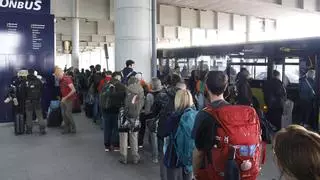 La primera jornada de huelga de los trabajadores de Iberia en Lavacolla cancela al menos 14 vuelos