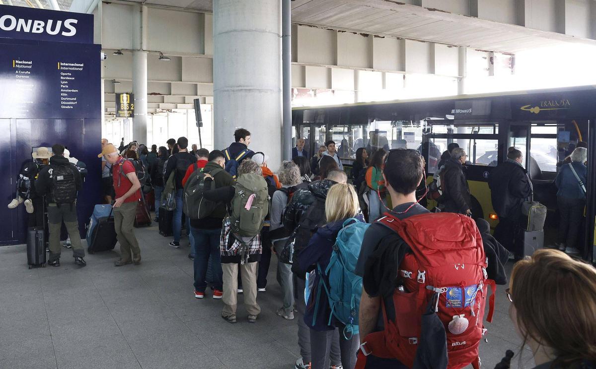 Colas para coger el transporte público en el aeropuerto de Santiago de Compostela