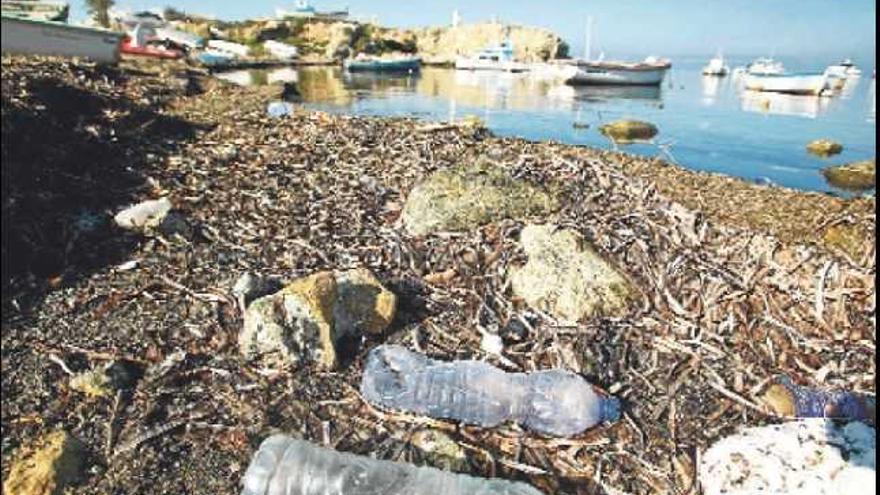 Botellas y otros residuos se concentran en la orilla del puerto de Tabarca, lo primero que ven a su llegada los turistas