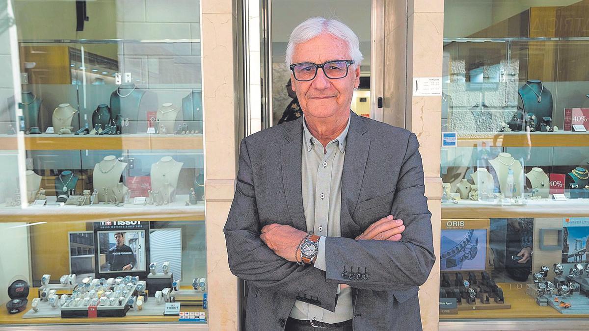 En José Luis Joyero (calle Alarcón Luján, 7) se puede encontrar una gama variada de joyas y relojes.